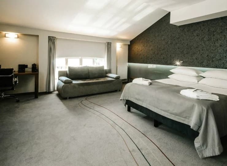 W wyposażeniu: TV, Wi-Fi, telefon, sejf, minibar, czajnik, zestaw do prasowania