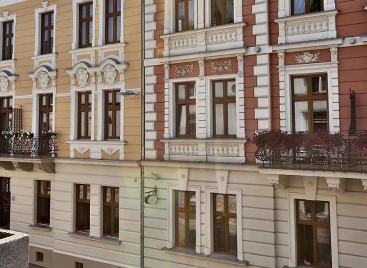 Mieści się w zrewitalizowanej zabytkowej kamienicy z XIX wieku