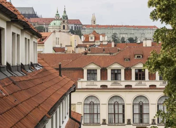 Blisko stąd do licznych zabytków Małej Strany na zachodnim brzegu Wełtawy