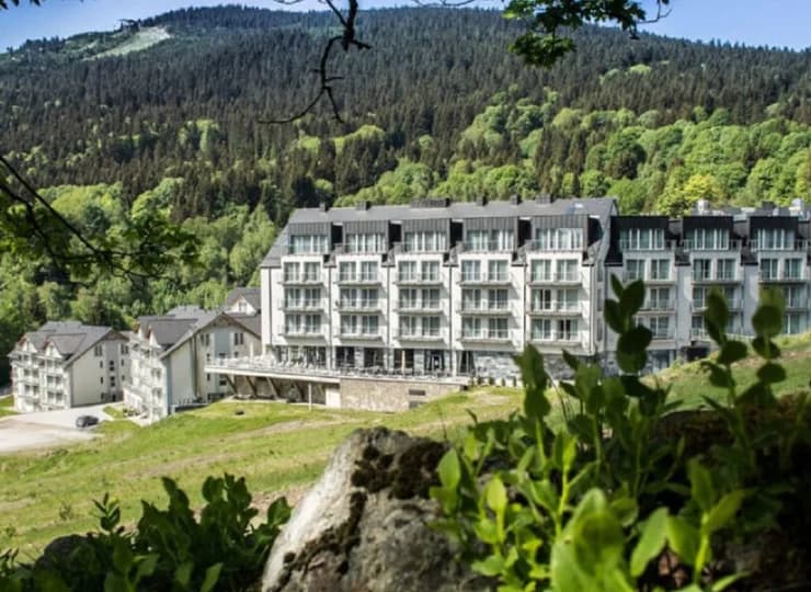 Kompleks apartamentów Sun & Snow Panorama mieści się w znanym Czarna Góra Resort