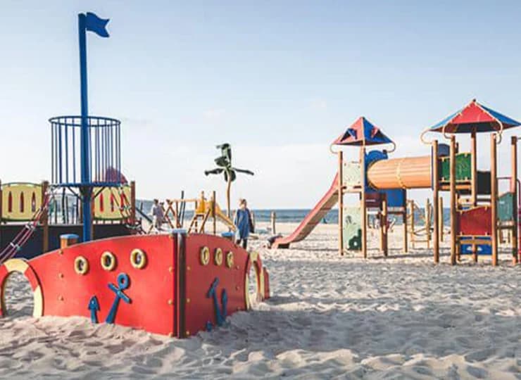 Kolejny plac zabaw w sąsiedztwie znajduje się na plaży