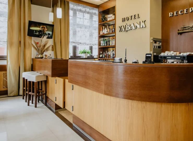 Przy całodobowej recepcji znajduje się lobby bar