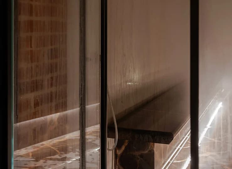 Obejmuje basen, saunę fińską, łaźnię parową, hammam, 4 gabinety zabiegowe