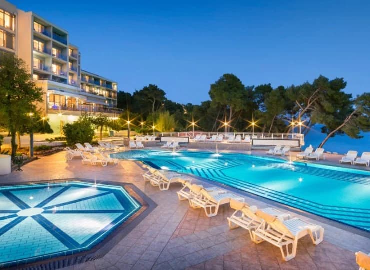 Aminess Grand Azur Hotel**** jest położony w chorwackiej miejscowości Orebić