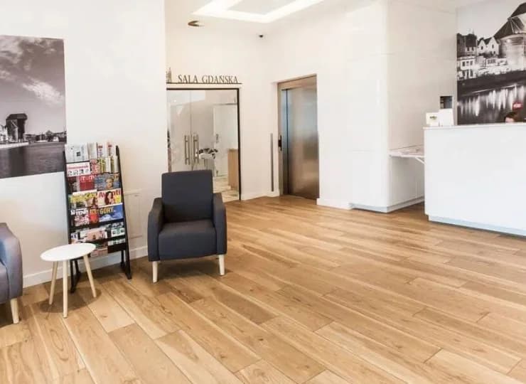 Pracownicy recepcji chętnie służą pomocą