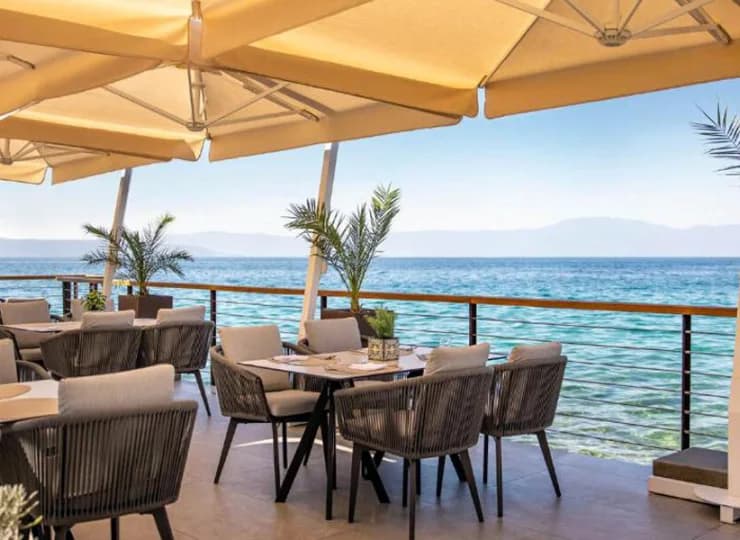 Hotel posiada restaurację nad brzegiem morza