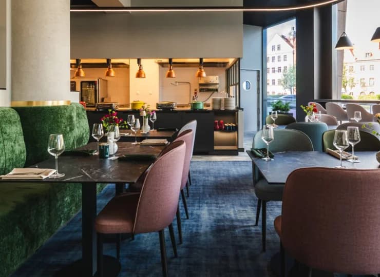 Wyróżnikiem hotelu jest świetna restauracja z widokiem na centrum Wrocławia