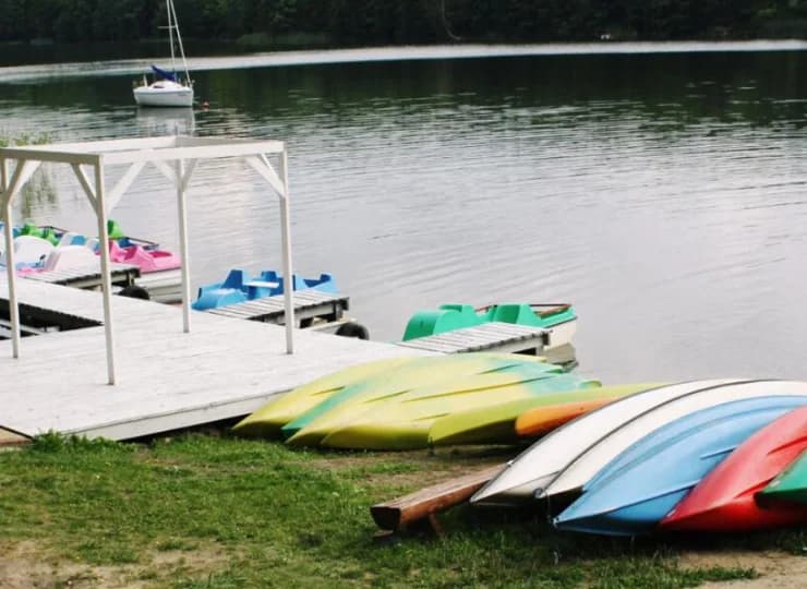 Oraz wypożyczyć sprzęt wodny: kajaki i rowerki, skorzystać z plaży i kąpieliska