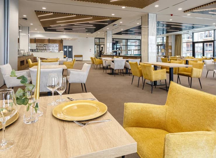 Jedna z nich jest restauracją bufetową, druga a la carte