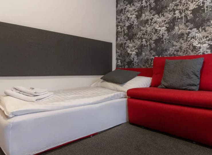 W pokoju Comfort są 2 rozkładane fotele, które mogą pełnić funkcję dostawki