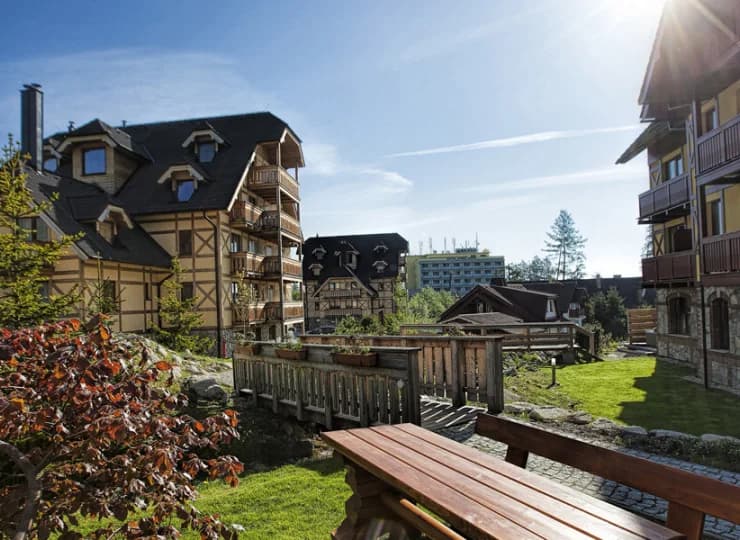 W budynku hotelowym przygotowano pokój zabaw dla dzieci, na zewnątrz huśtawki