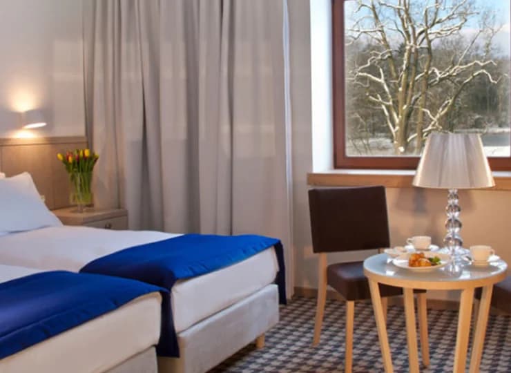 W wyposażeniu: klimatyzacja, TV, telefon, sejf, minibar, internet Wi-Fi
