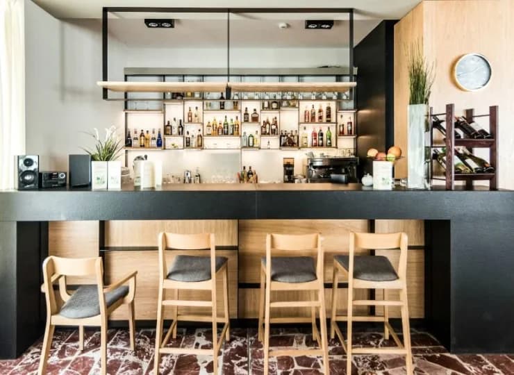 W restauracji znajduje się także drink bar z szeroką ofertą win i cocktaili