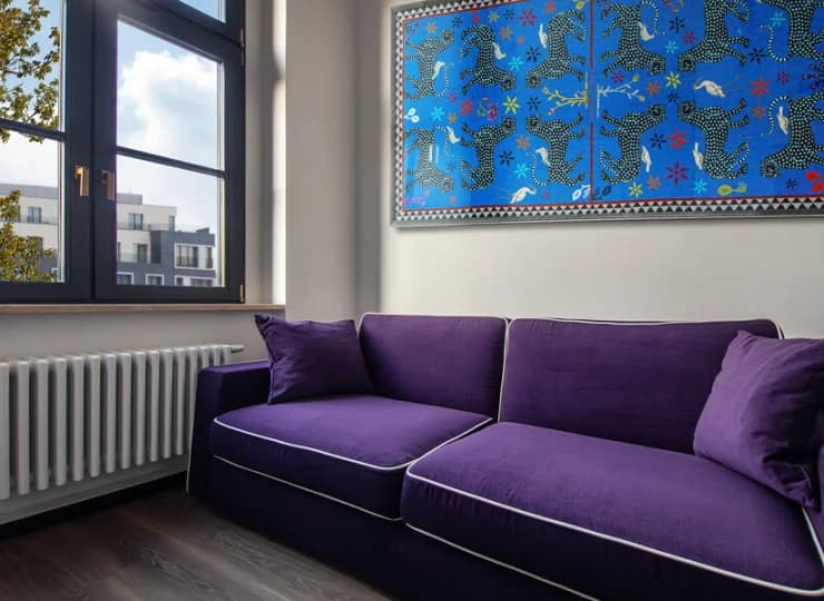 Nowoczesny apartament posiada pokój dzienny z rozkładaną sofą