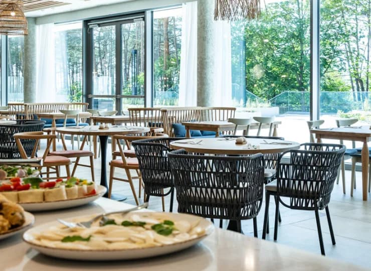 Można skorzystać z restauracji bufetowej oraz a la carte
