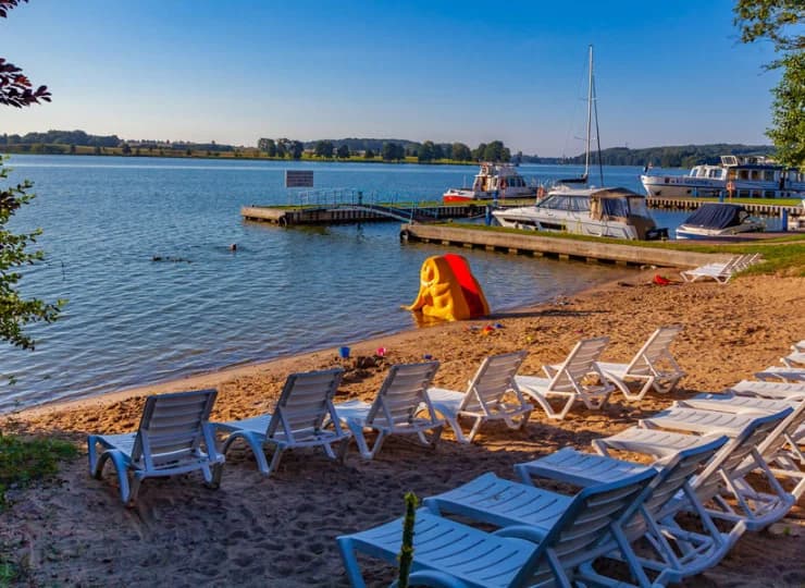 Na piaszczystej plaży ustawiono leżaki