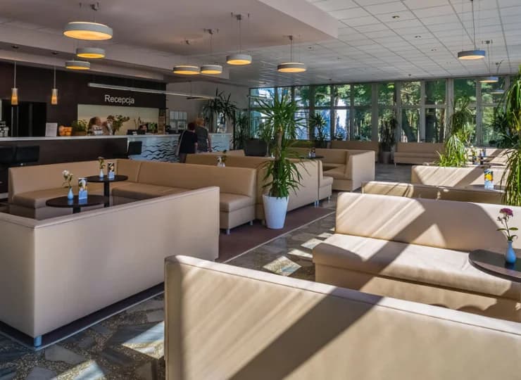 W hotelowym lobby mieści się kawiarnia i dyskoteka