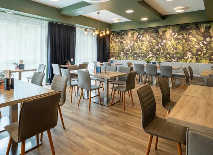 Hotel posiada przestronną i przyjemną salę jadalnianą