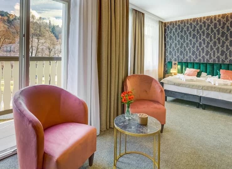 Zakwaterowanie odbywa się w nowoczesnych pokojach i apartamentach