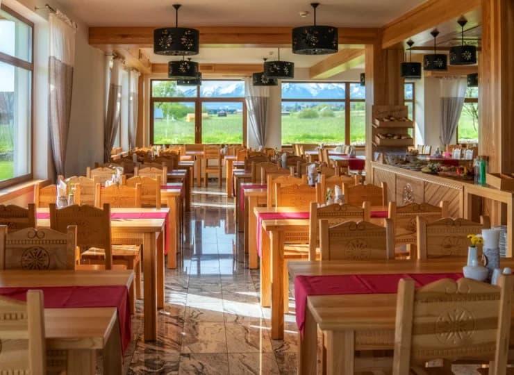 Panoramę Tatr można tu podziwiać przy jedzeniu