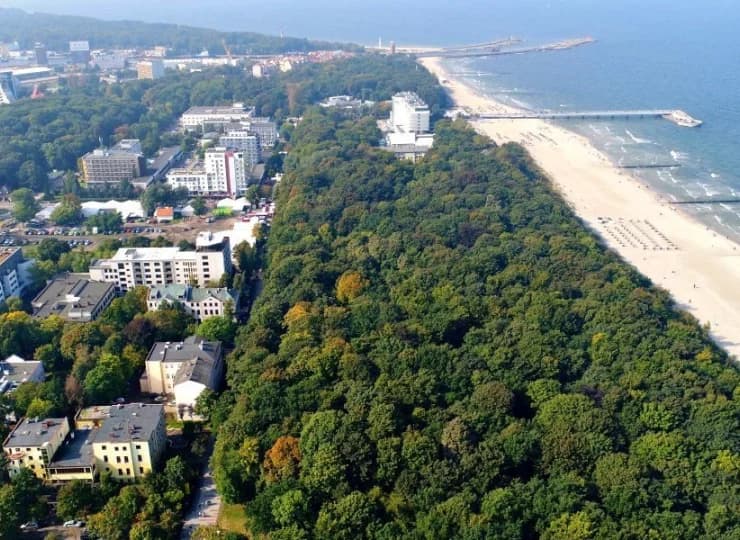 OW Gryf II znajduje się w Kołobrzegu, w pięknej zielonej okolicy