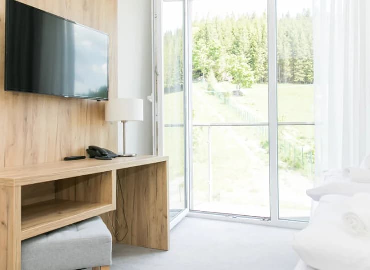 Z wielu apartamentów widać zalesione góry