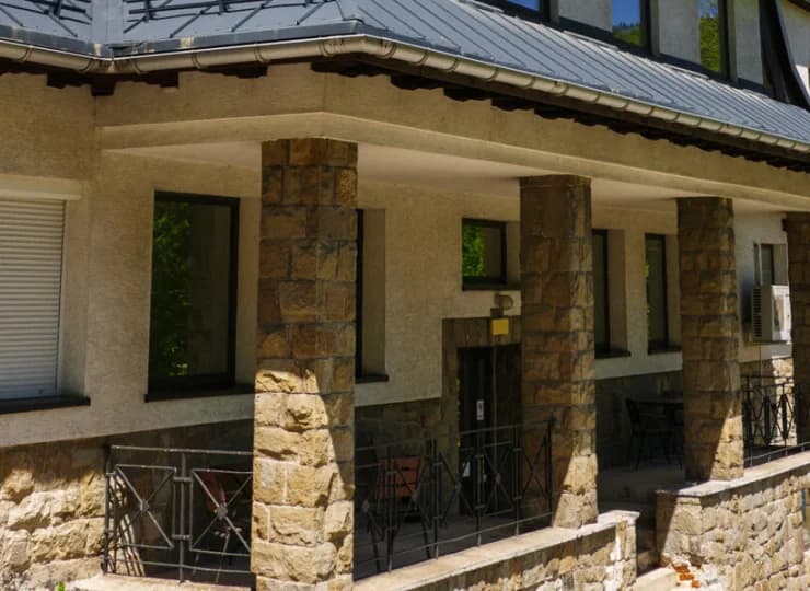 Obiekt malowniczo wpisuje się w górski krajobraz