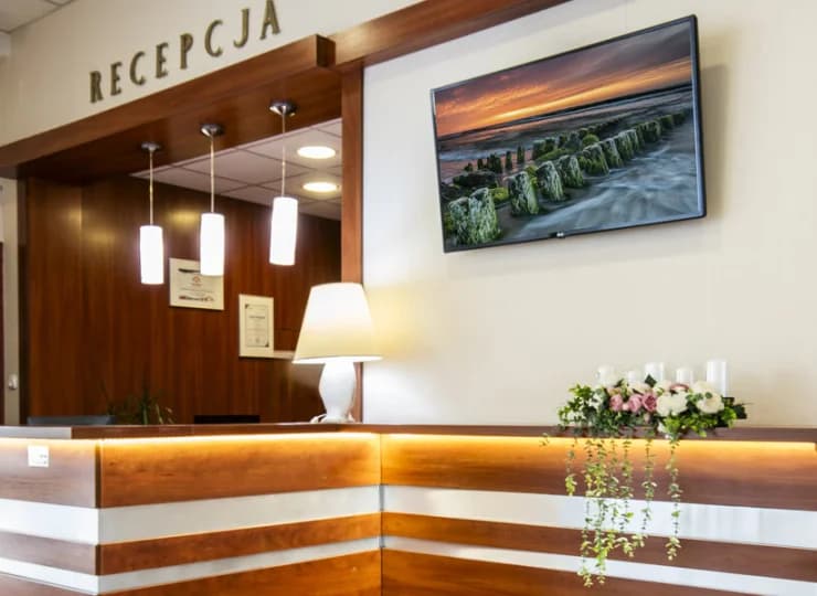 Pracownicy recepcji służą pomocą w wyborze ciekawych atrakcji okolicy