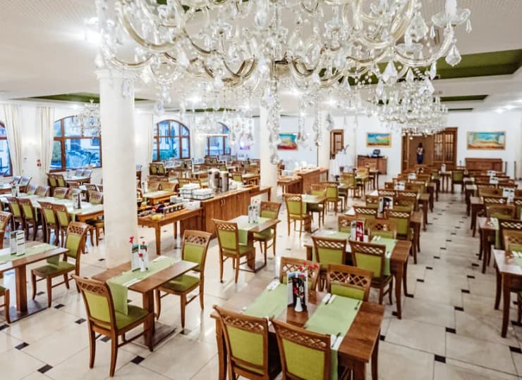 Restauracja Kryształowa podaje śniadania i obiadokolacje