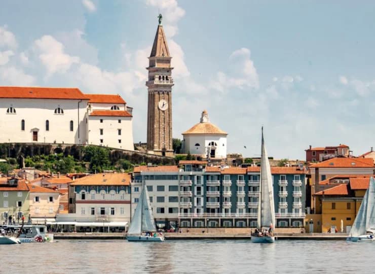 Hotel jest wspaniale położony nad morzem i w granicach Starego Miasta