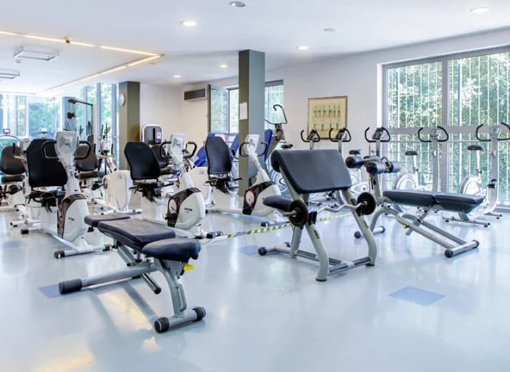 W strefie fitness z widokiem na park mieści się dużo różnorodnego sprzętu