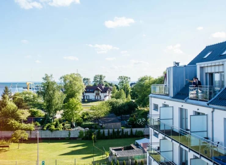 Wszystkie pokoje posiadają balkon, większość ze wspaniałym widokiem na port