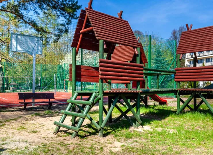 Na zewnątrz mieści się obszerny teren rekreacyjny