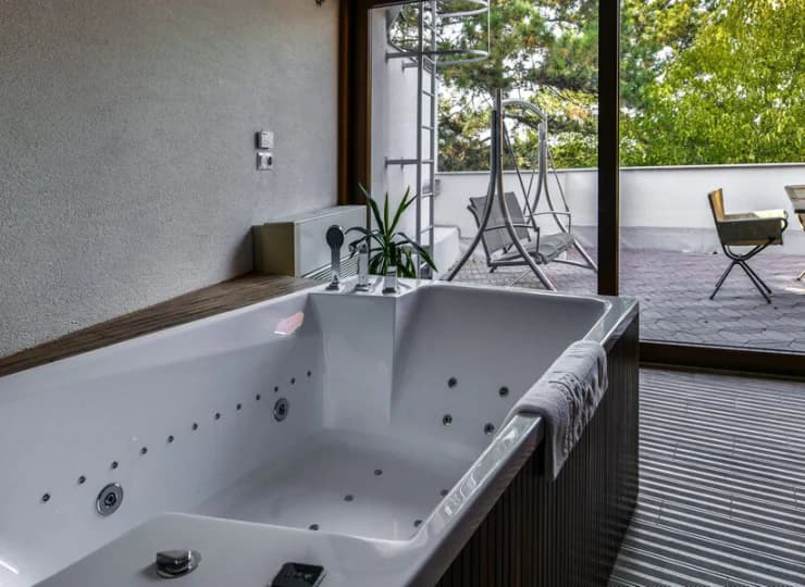W apartamencie suite jest wanna do hydromasażu