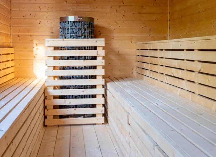 W świecie saun znajduje się kilka pomieszczeń, w tym sauna z widokiem