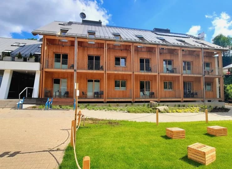 Część pokoi posiada tarasy lub balkony z widokiem na Palenicę
