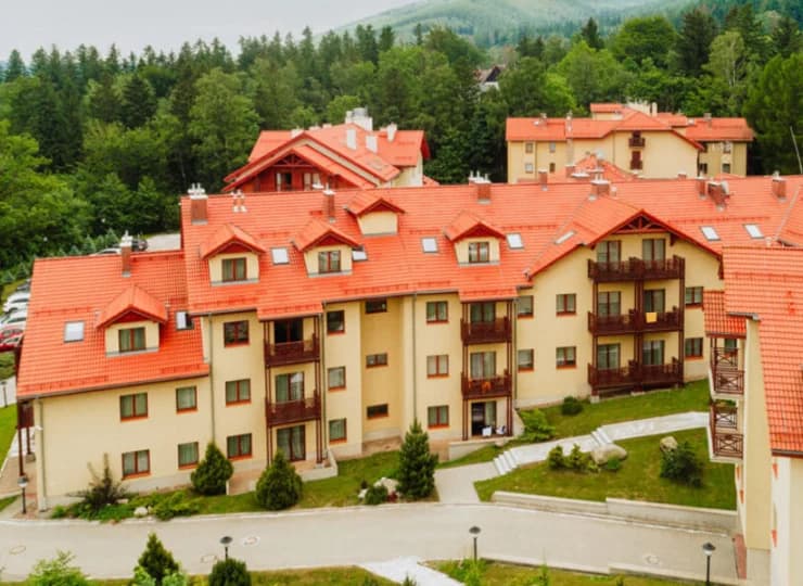 Apartamenty sąsiadują z Instytutem Zdrowia Sofra w Karpaczu