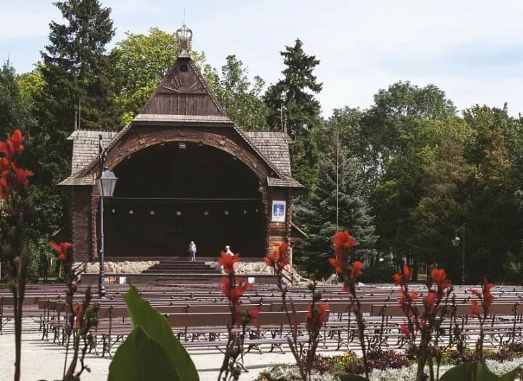 Atrakcje okolicy: muszla koncertowa w stylu zakopiańskim