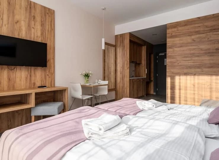 W Apartamencie Standard jest podwójne łóżko oraz rozkładany fotel