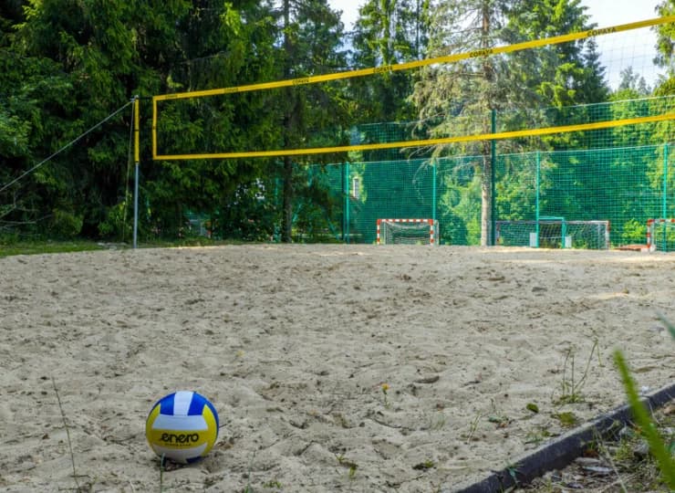 Tuż obok mieści się boisko do siatkówki plażowej