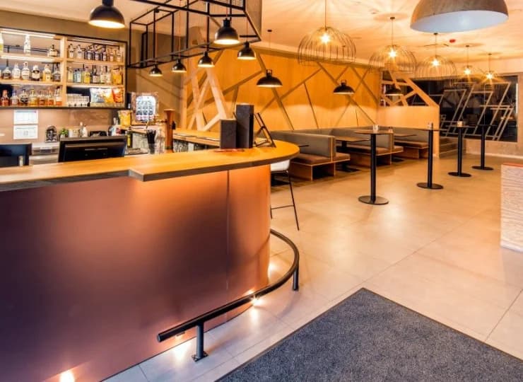 Przy kręgielni znajduje się klub, w którym DJ'e prowadzą imprezy