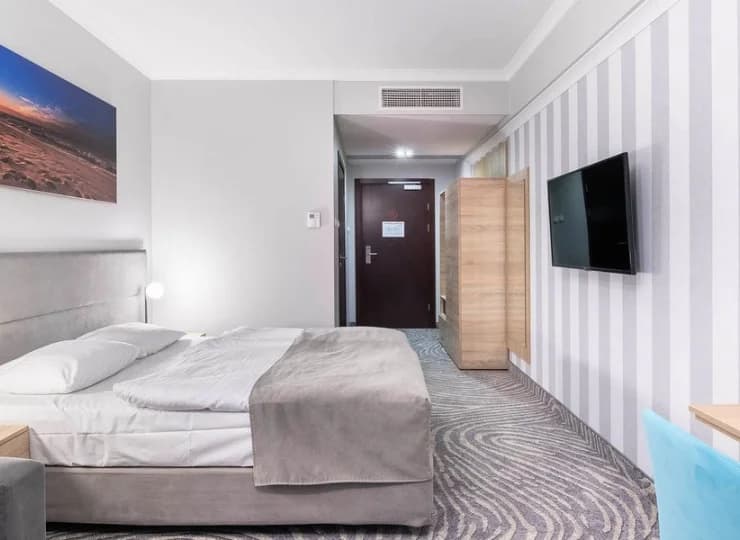 Na wyposażeniu znajduje się mini-bar, sejf, telewizor, wi-fi