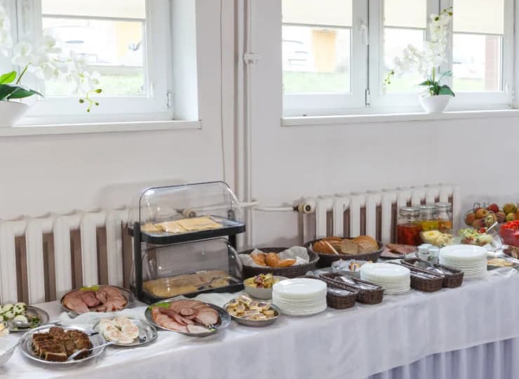 Śniadanie podawane jest w godz. 6:30-10:00, w weekendy 7:00-10:00