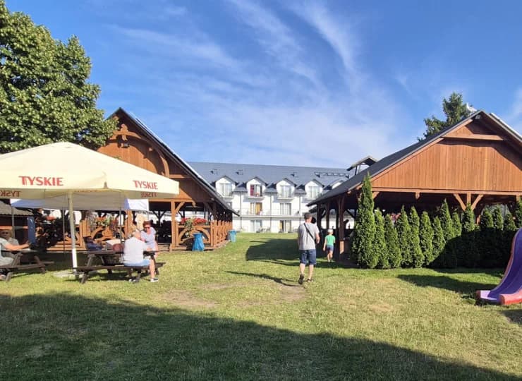 Wśród hotelowych atrakcji znajdują się także kort tenisowy oraz plac zabaw