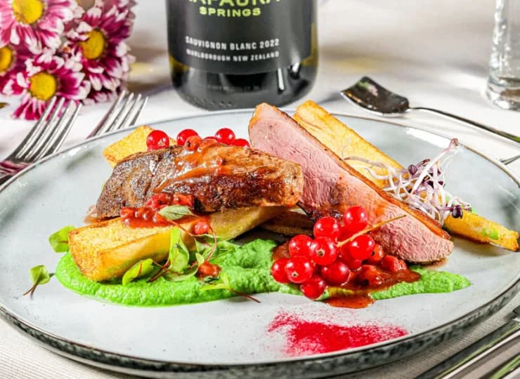 Dwudaniowa obiadokolacja jest podawana ze skróconej karty menu
