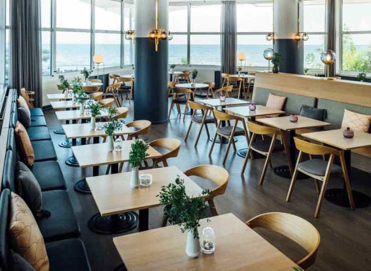 Restauracja On Deck oferuje dania z karty i widok na morze