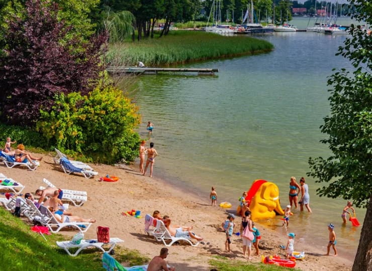 Goście mogą cieszyć się spokojną plażą z piaszczystym wejściem do wody