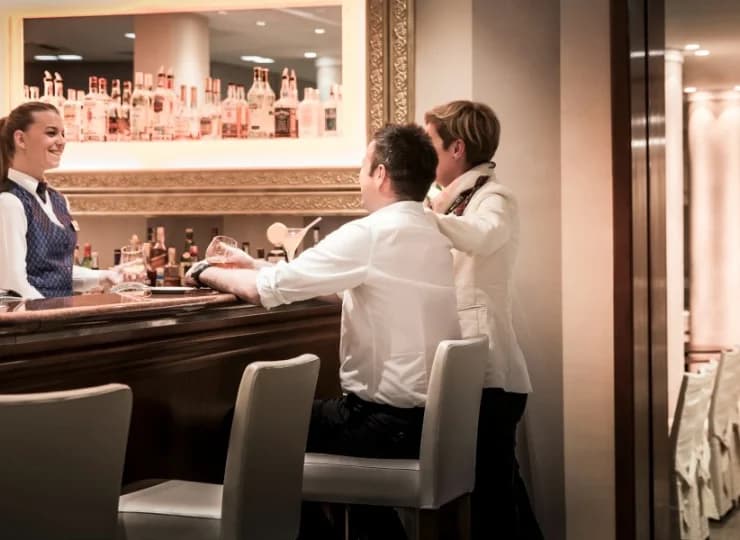 Hotelowy bar oferuje duży wybór drinków i alkoholi