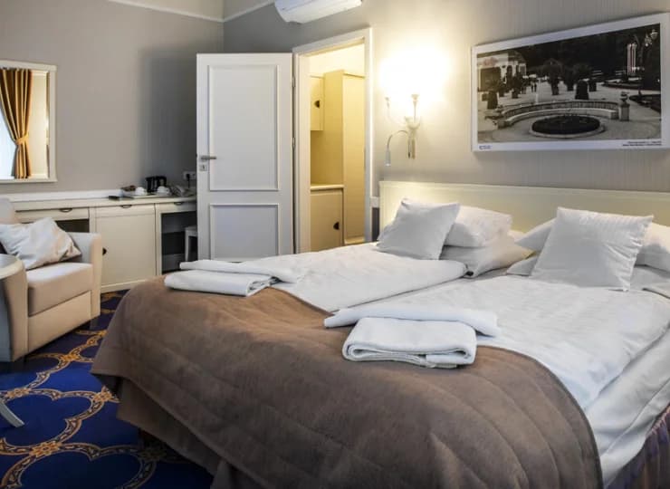 Apartament ma pokój dzienny z sofą oraz wygodną 2-osobową sypialnię