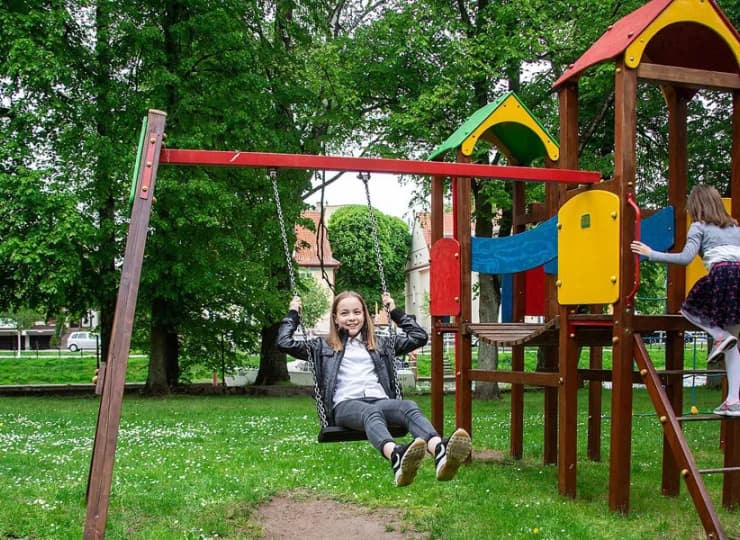 W zamkowym parku jest plac zabaw